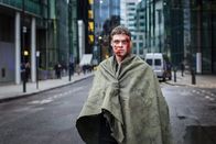 Bodyguard – David (Richard Madden) wurde reingelegt. Unter seiner Decke trägt er eine Sprengstoffweste.