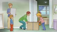 Meine Freundin Conni – Conni packt mit an! Sie zieht mit ihrer Familie in ein anderes Haus, und alles Wichtige wird in Kisten verstaut. Vielleicht passt sie auch in eine?