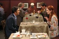 The Big Bang Theory – Als Raj (Kunal Nayyar, l.) mit zwei Frauen (Laura Spencer, r.) zur gleichen Zeit ein Date hat, bekommt er Ärger, während Penny ein Rollenangebot für einen fürchterlichen Film bekommt ...