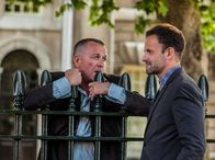 Elementary – Gemeinsam versuchen sie, einen diffizilen Fall in London zu lösen: Sherlock Holmes (Jonny Lee Miller, r.) und Gareth Lestrade (Sean Pertwee, l.) ...