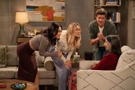 How I Met Your Father – (v.l.n.r.) Valentina (Francia Raisa); Sophie (Hilary Duff); Jesse (Chris Lowell); Dr. Dominguez (Rose Abdoo)