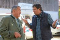 Die Rosenheim-Cops – Kommissar Hofer (Joseph Hannesschläger, l.) befragt Lederlieferant Maik Duschinsky (Markus Langer, r.), ob ihm etwas Ungewöhnliches aufgefallen ist.