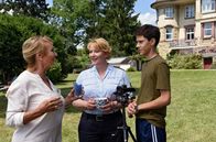 WaPo Bodensee – Mechthild Fehrenbach (Diana Körner, li.) startet mit Hilfe ihres Enkels Niklas Fehrenbach (Noah Calvin, re.) den Video-Blog "Mechthild hilft". Nele Fehrenbach (Floriane Daniel, mi.) staunt nicht schlecht über die Aktivitäten ihrer Mutter.
