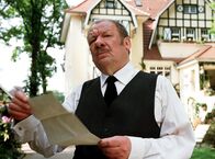 Auch Erben will gelernt sein – 03.03) um10:30 Uhr im Ersten. Butler Theo (Wolfgang Völz) sorgt für schmerzliche Überraschungen.