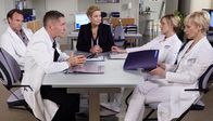 In aller Freundschaft – Rolf Kaminski (Udo Schenk, 2.v.li.) finden das Verhalten ihres Klinikchefs absolut nachvollziehbar: Arbeit ist ein gutes und probates Mittel, sich abzulenken.