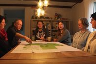 SRF DOK: Der Traum vom Eigenheim – SRF DOK Der Traum vom Eigenheim – Das Mehrgenerationenhaus im Thurgau Folge 2 Vier Generationen, ein Ziel: Aus einem Pferdestall möchten Urgrossmutter Ruth Gubler und ihre Nachkommen ein Mehrgenerationenhaus bauen. Bausitzung in Salen-Reutenen. Copyright: SRF