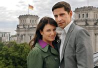 Schaumküsse – Lilly Heiden (Christine Neubauer) und ihr Freund Christian (Oliver Bootz) auf der Terasse ihrer neuen Wohnung.