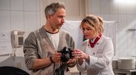 Sturm der Liebe – Miro (Pablo Sprungala, l. mit Laura Osswald, r.) merkt, dass er sich zu weit geöffnet hat, und flieht aus der Situation.; ARD STURM DER LIEBE FOLGE 4306 Uhr im ERSTEN. Miro (Pablo Sprungala, l. mit Laura Osswald, r.) merkt, dass er sich zu weit geöffnet hat, und flieht aus der Situation.