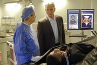 Navy CIS – Was hat der ermordete Bootsmann mit dem vermissten MI6 Offizier zu tun? Noch tappen Gibbs (Mark Harmon, M.) und Ducky (David McCallum, l.) gewaltig im Dunkeln ...