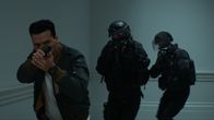 Paris has fallen – Vincent (Tewfik Jallab, l.) stürmt mit einem Sondereinsatzkommando (Komparsen) eine verdächtige Wohnung.