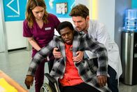 Bettys Diagnose – Betty (Henrike Hahn), Roman Archan (Akeem van Flodrop) und Dr. Julius Walden (Constantin Lücke)