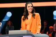 Quizduell - Olymp – Quizmasterin Esther Sedlaczek.