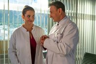 Der Bergdoktor – Auch wenn sie mit der Entscheidung von Jens-Torben nicht gerechnet hätten, Dr. Vera Fendrich (Rebecca Immanuel) und Dr. Alexander Kahnweiler (Mark Keller) sind stolz auf ihren Sohn.