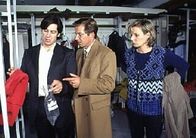 Kommissar Rex – Markus Eltern, Professor Richter (Michael Lesch, M.) und seine Frau Dr. Richter (Gundula Richter, r.), treffen Kommissar Moser (Tobias Moretti, l.) bei den Ermittlungen in der Eissport-Halle. Ihr Sohn scheint entführt worden zu sein. Sie wissen nicht, dass der Junge seinen Freund überredet hat, für ihn beim Spiel einzuspringen ...