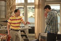 Two and a Half Men – Walden (Ashton Kutcher, r.) kann es nicht fassen, dass Alan (Jon Cryer, l.) mit Sozialarbeiterin Ms. McMartin Schluss gemacht hat. Er befürchtet, dass dies die Adoption von Louis negativ beeinflussen könnte ...
