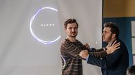 Almania – Investmentbanker Rolf (Edin Hasanović) wurde von einer KI ersetzt und ist seinen Job los. Gibt es überhaupt noch Berufe, die nicht von Alpha ersetzt werden können? Stimpel (Phil Laude) ist hilflos.