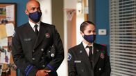 Station 19 – Station 19 Staffel 4 Folge 6 Bei der jährlichen Inspektion: Boris Kodjoe als Robert Sullivan, Jaina Lee Ortiz als Andy Herrara Copyright: SRF/ABC Studios