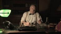 Tag der Entscheidung – Winston Churchill in seinem Arbeitszimmer beim Schreiben eines Buches.