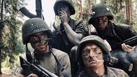 Californian Commando – Van (Kian Lawley, l.) und seine Kameraden Forsbacka (Tatu Sinisalo, 2.v.l.), Soukka (Elias Keranen, 3.v.l.) und PH (Juho Uusitalo, r.) werden auf einen langen Marsch durch den Wald geschickt. Obwohl Van glaubt, dass der Marsch hart genug war, ist das erst der Anfang.
