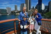 Das Traumschiff – Überglücklich sind Peter und Ulrike Kelling (Bruno Dietrich, Mariele Millowitsch), dass ihre Kinder Moritz und Susu (Christopher Klein, Sabrina Rattey) von ihrem unfreiwilligen Ausflug zurückgekehrt sind.