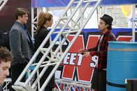 Castle – Manny Castro (Yani Gellman, r.) ist ebenso wie der ermordete Skateboarder ein erfolgreicher Extremsportler, der lebensgefährliche Situationen sucht. Deshalb setzen Castle (Nathan Fillion, l.) und Kate (Stana Katic, 2.v.r.) bei ihren Ermittlungen auf seine Aussagen ...