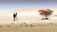 Universum: Extrem! – Kameramann Udo Maurer in der Sahara nahe N´Guigmi, Niger. Temperatur plus 51 Grad Celsius.