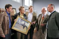 Die Rosenheim-Cops – Ein wertvolles Gemälde führt die Kommissare Hartl (Michael A. Grimm, m.) und Lind (Tom Mikulla, l.) zu Theodor v. Stein (Wolfgang Hübsch, 2.v.r.). Noch wissen Polizeichef Achtziger (Alexander Duda, r.) und Polizist Mohr (Max Müller, 2.v.l.) nicht, was es mit dem Bild auf sich hat.