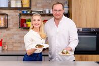 Silvia kocht – Silvia Schneider und Florian Unseld kochen zusammen „Reh-Tagliata mit Schwammerl-Kohlsprossensalat, Tahini-Joghurt & eingelegten Vogelbeeren“ und „Faschierte Hirsch-Laibchen mit Linsen-Zwetschken-Salat & orientalischen Rahmgurken“.