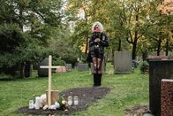 Cryptid – Ester (Maja Johanna Englander) trauert um ihre Freundin Tuva (Beata Borelius).