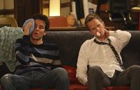 How I Met Your Mother – Als Barney (Neil Patrick Harris, r.) und Ted (Josh Radnor, l.) merken, dass die Geschichte mit Robin und Don etwas Ernstes ist, verspüren beide den dringenden Wunsch, Robin wiederzuhaben und streiten sich um sie wie zwei kleine Jungs um ein Spielzeug ...
