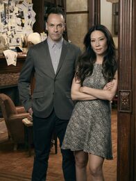 Elementary – (6. Staffel) - Mit hervorragender Auffassungsgabe versucht Sherlock Holmes (Jonny Lee Miller, l.) neue Kriminalfälle zu lösen. Unterstützt wird er von seiner "Aufpasserin" Joan Watson (Lucy Liu, r.) ...