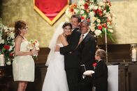 Desperate Housewives – Endlich sind sie wieder vereint: Susan (Teri Hatcher, 2.v.l.), Mike (James Denton, M.), M.J. (Mason Vale Cotton, r.) und Julie (Andrea Bowen, l.) ..