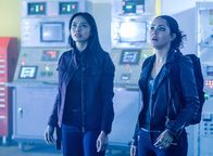 MacGyver – Desi Nguyen (Levy Tran, l.); Riley Davis (Tristin Mays, r.)