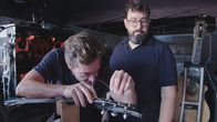 Checker Tobi – Checker Tobi darf eine Saite für den Gitarristen der Band "Die Ärzte" aufziehen.