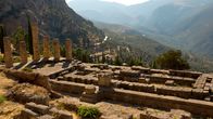 Große Völker – Der Apollotempel von Delphi - Delphi ist der wichtigste Pilgerort, das "Lourdes der Antike". In Delphi liegt für die Griechen der Nabel der Welt.