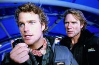 Vertical Limit - In größter Gefahr – Peter Garrett (Chris O’Donnell, l.) und Skip Taylor (Robert Taylor, r.) machen sich große Sorgen um das verunglückte Team auf dem Berg.