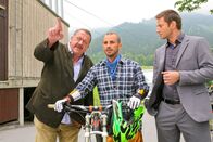 Die Rosenheim-Cops – Die Rosenheim-Cops Korbinian Hofer (Joseph Hannesschläger, l.) und Sven Hansen (Igor Jeftic, r.) möchten mehr im aktuellen Fall herausfinden und befragen den Mountainbiker Peter Niemann (Maximilian Allgeier, M.).