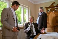 Die Rosenheim-Cops – Die Kommissare Hansen (Igor Jeftic, l.) und Stadler (Dieter Fischer, r.) befragen den Nachbar Professor Wilhelm (Peter Fricke, M.) nach seinem Alibi für die Tatzeit.