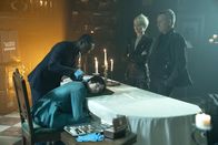 Gotham – (v.l.n.r.) Lucius Fox (Chris Chalk); Edward Nygma (Cory Michael Smith); Barbara Kean (Erin Richards); Alfred Pennyworth (Sean Pertwee)
