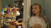 GLOW – Jenny hat Angst, dass Kim und Hilde wieder ausziehen. Sie muss sich etwas einfallen lassen. (v.l.n.r.: Mathias Eckhoff, Hedda Sandvig, Anine Bonnevie Nagell-Høyer)