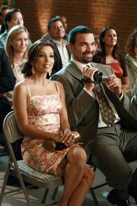 Desperate Housewives – Besuchen eine Schulaufführung von Juanita - mit ungeahnten Folgen: Gabrielle (Eva Longoria, l.) und Carlos (Ricardo Antonio Chavira, r.) ...