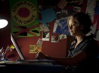 Schloss Einstein – Sophie (Anica Röhlinger) ist in der Pubertät. Eines ihrer neuen Hobbys: Chatten im Internet!