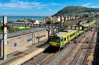 Mit dem Zug ... – Der irische Nahverkehrszug DART verlässt Bray auf dem Weg zu den Klippen zwischen Greystones und Bray.