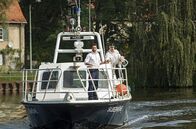 WaPo Berlin – Fahri Celik (Hassan Akkouch, l.) und Axel Sommer (Oliver Breite, r.) haben eine Leiche in der Spree entdeckt und machen sich mit der "Silbermöve" auf, sie zu bergen.