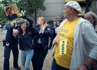Blockbustaz – Jessica (Joyce Ilg) weiß, dass Hartmann an ihrer Entlassung Schuld ist.