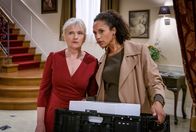 Sturm der Liebe – Helene (Sabine Werner, l. mit Dionne Wudu, r.) bekommt einen Hinweis, dass Markus die mysteriösen Tagebuchseiten bei sich trägt.