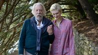 The Burnt Orange Heresy – Jerome Debney (Donald Sutherland, l.) und Berenice Hollis (Elizabeth Debicki, r.)