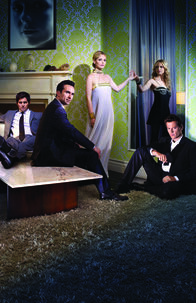Ringer – (1. Staffel) - Nachdem ihre Zwillingsschwester Siobhan (Sarah Michelle Gellar, M.) plötzlich verschwindet, übernimmt Bridget (Sarah Michelle Gellar, 2.v.r.) kurzerhand ihre Identität. Victor Machado (Nestor Carbonell, 2.v.l.), Henry Butler (Kristoffer Polaha, l.) und auch ihr Ehemann Andrew Martin (Ioan Gruffudd, r.) scheinen dies nicht zu bemerken ...