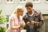 Heldt – Nikolas Heldt (Kai Schumann) und Ellen Bannenberg (Janine Kunze) lassen die Taube mit dem Peilsender fliegen.