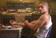 The Strain – Gus (Miguel Gomez) versucht, seine Mutter vor der Polizei zu verstecken. Unterdessen machen sich Fet und Abraham auf die Suche nach dem gestohlenen Occido Lumen ...